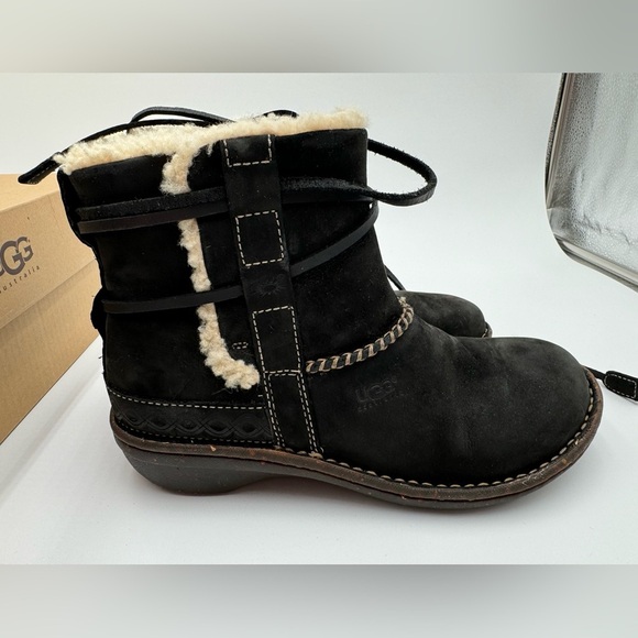 UGG - Cove Black suede, lined ankle boots - size 7 - in Box - Picture 5 of 9